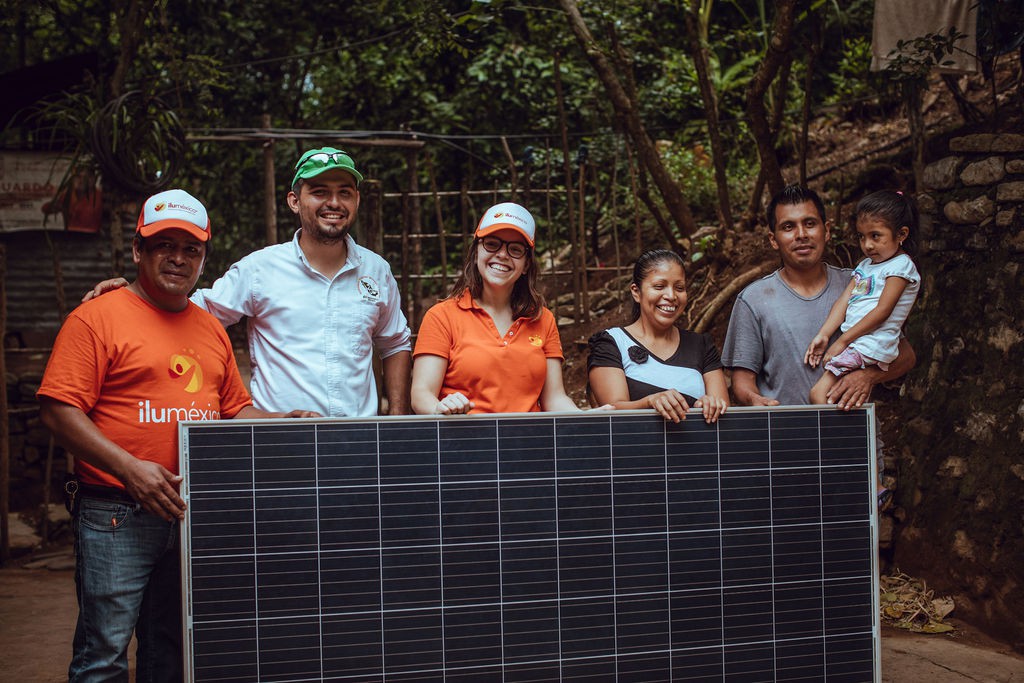 Fundacion Iberdrola México instalando paneles solares en comunidades rurales