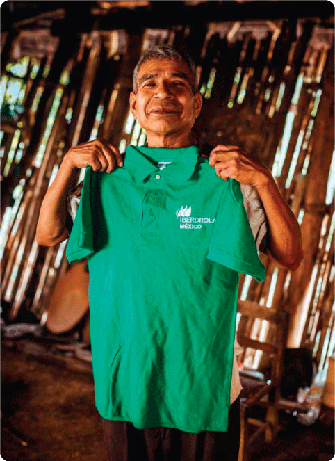 Hombre feliz con camisa de IBMX