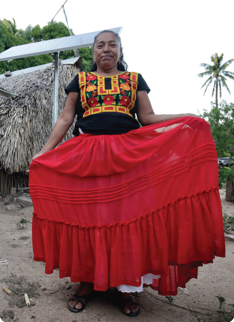 Mujer feliz por la instalación de panel solar