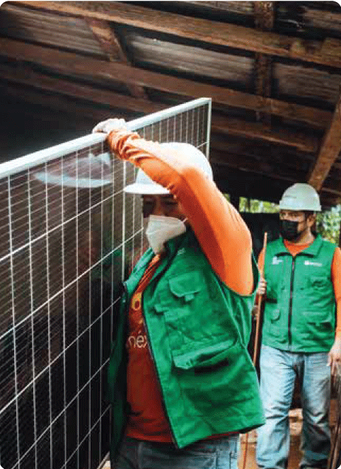 Hombre instala panel solar